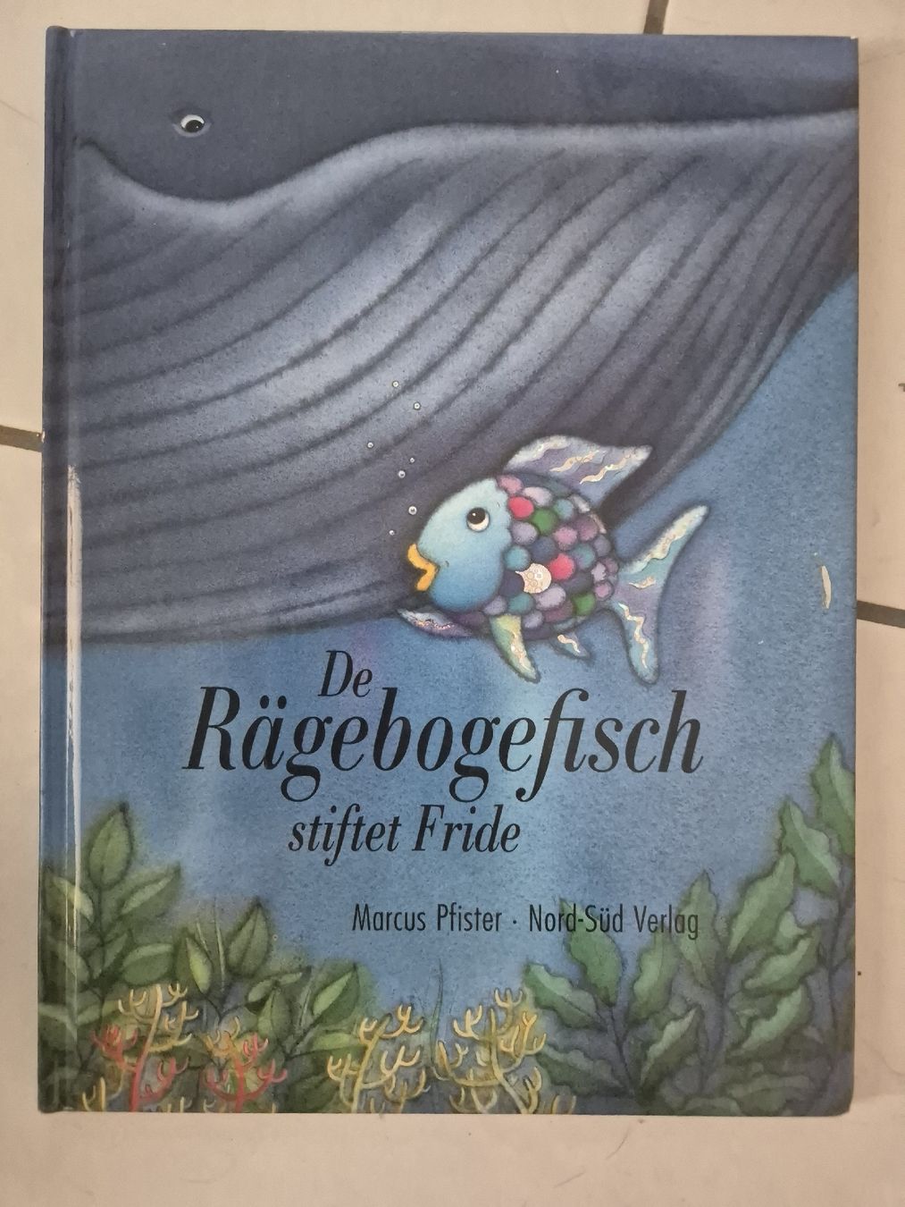 Livres: Der Regenbogenfisch stiftet Frieden (Schweizerdeutsch!) – D'occasion à Bronschhofen par Shainarose