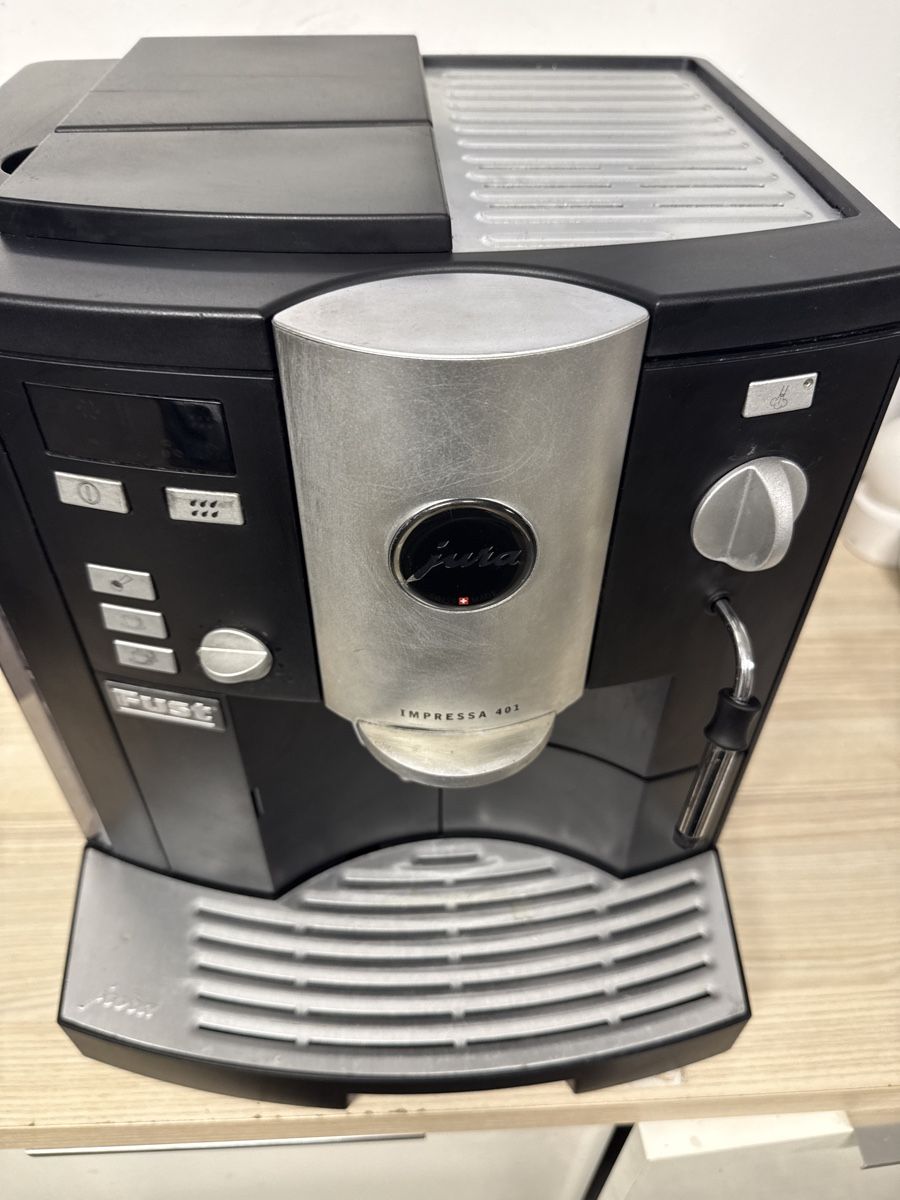 Jura Kaffeemaschinen & Espressomaschinen: Kaffemaschine Jura Impressa 401 – Gebraucht aus Soyhières von Jura22 1