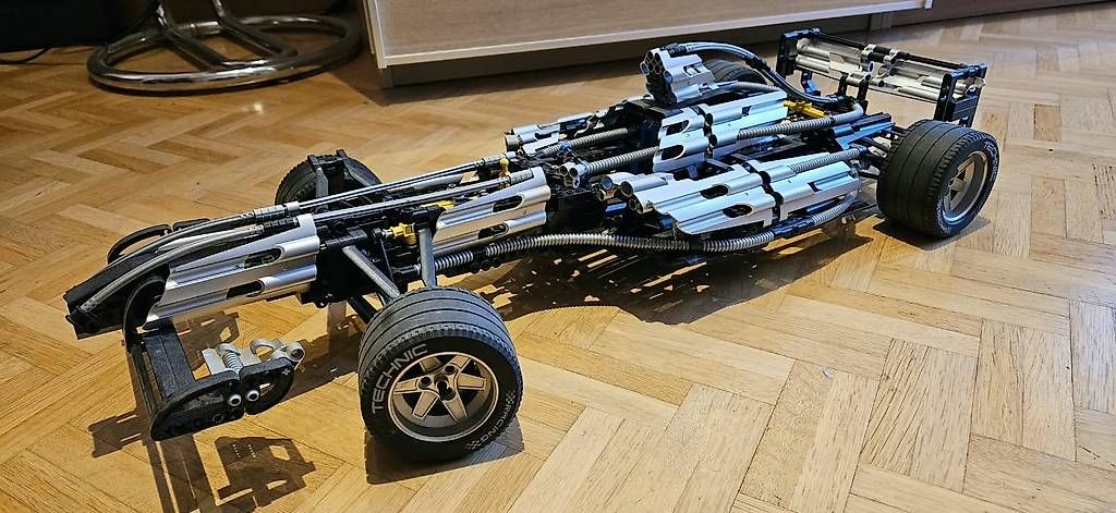 Baukästen: LEGO Technic Silver Champion (Formel 1) – Gebraucht aus Arlesheim von keepgoing10