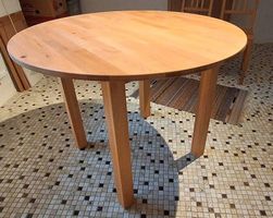 Très belle table ronde en bois
