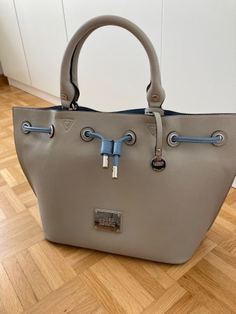 Schöne graue Handtasche mit abnehmbarem Schultergurt