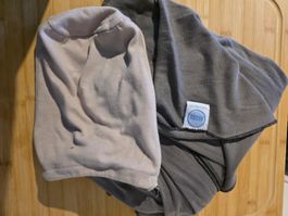 Babytragetuch Moby Wrap grau und beige Tasche