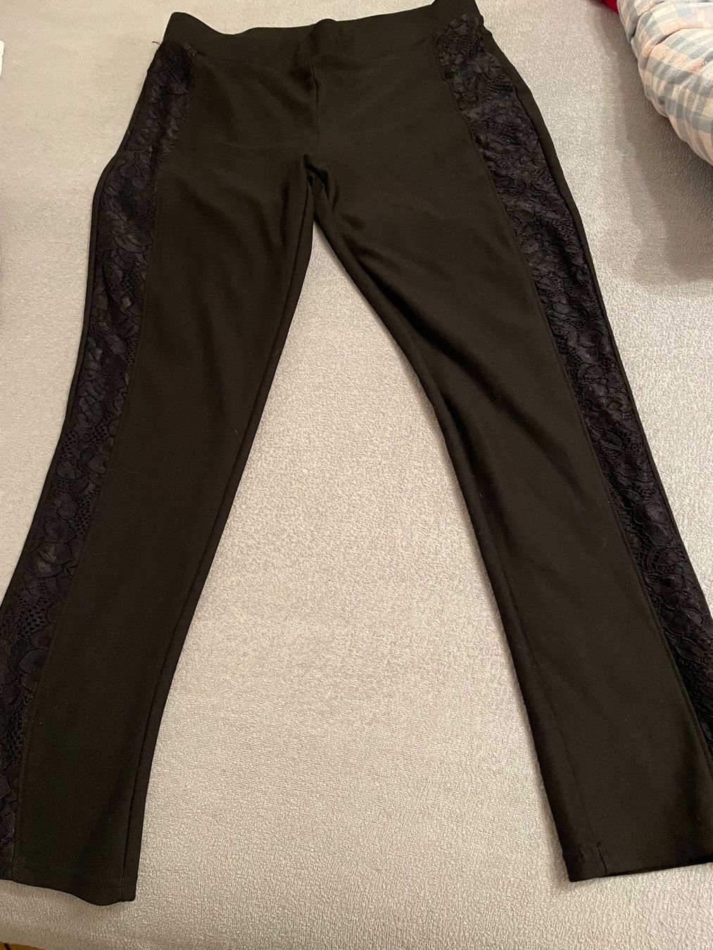 Pantaloni: Schwarze Stoffhose mit seitlicher Spitze Gr.XL – Usato da Zürich venduto da venusandmars 1