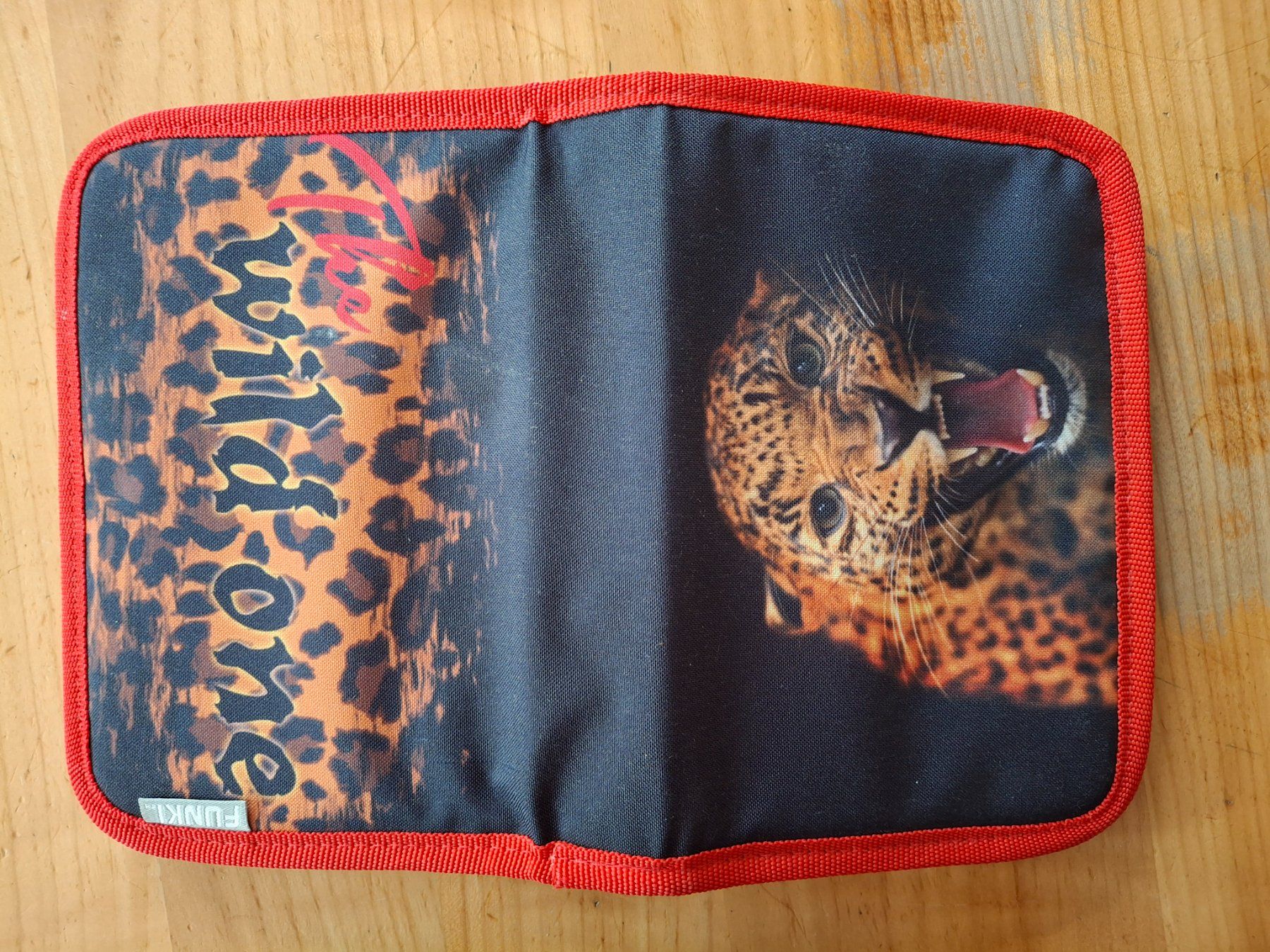 Schüler-Etuis: Etui Schwarz Rot Leopard Wild one – Gebraucht aus Richterswil von Shian 1
