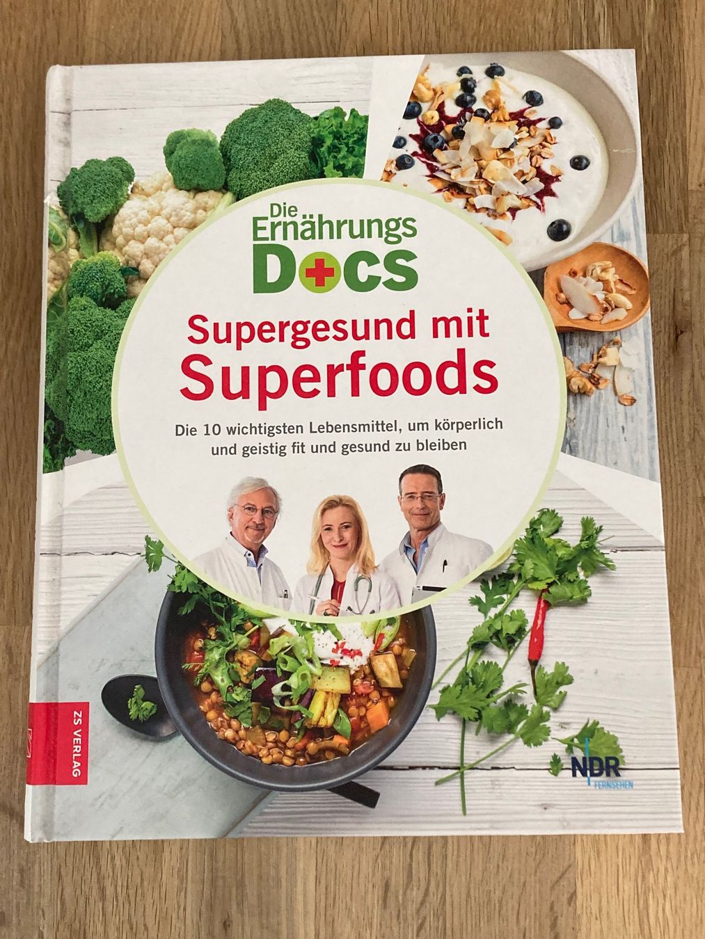 Libri: Buch / Die Ernährungs Docs - Supergesund mit Superfoods – Nuovo (secondo la descrizione) da Baar venduto da sonnenschein076