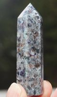 Deko - Heilsteine T- 60 – Yooperlite – Obelisk – ca. 6,5 cm