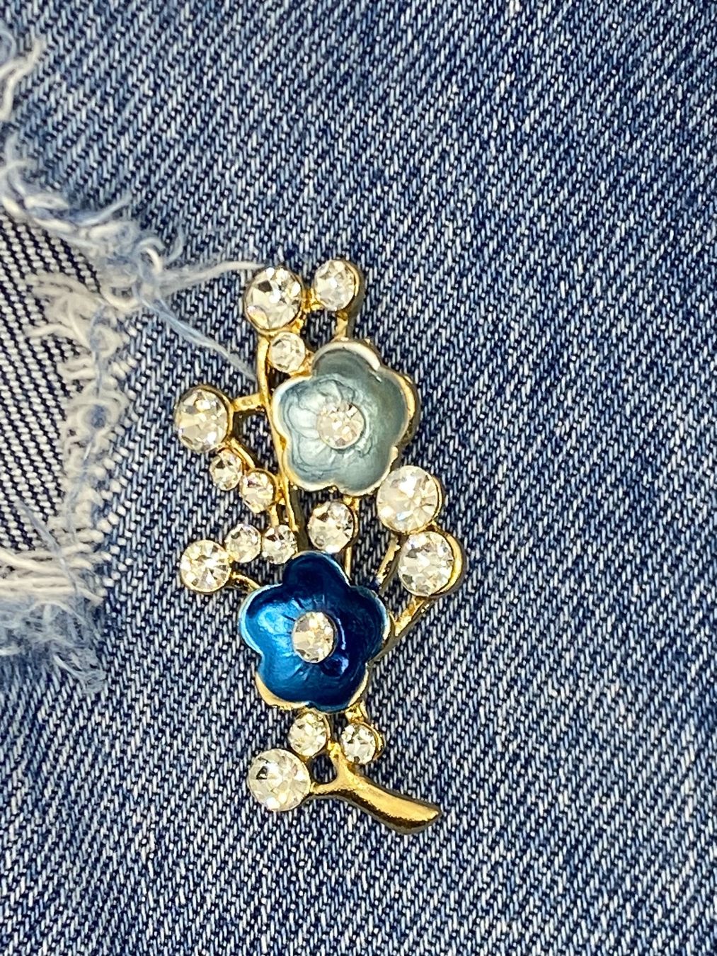 Spille & Fermagli: Edle Fashion Brosche Flower Blue – Nuovo e nell'imballaggio originale da Kölliken venduto da Djilazro 1