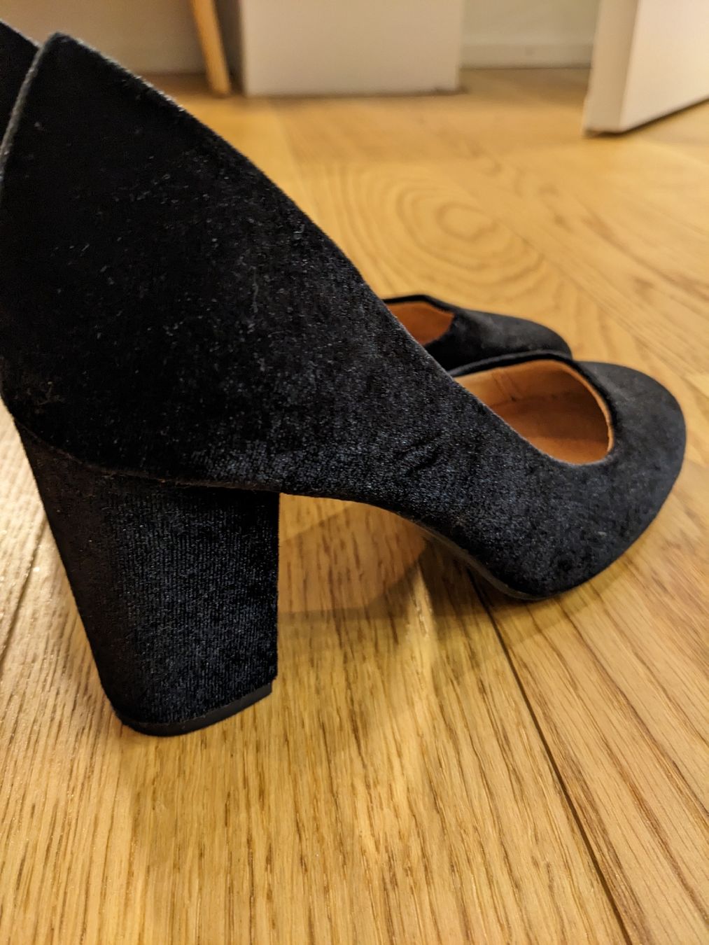 Scarpe da donna: Schwarze Samt Pumps Gr. 37 – Usato da Winterthur venduto da Prishy