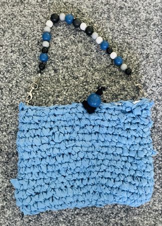 Handtasche hellblau mit Perlenkette, Upcycling-Sommerlook!