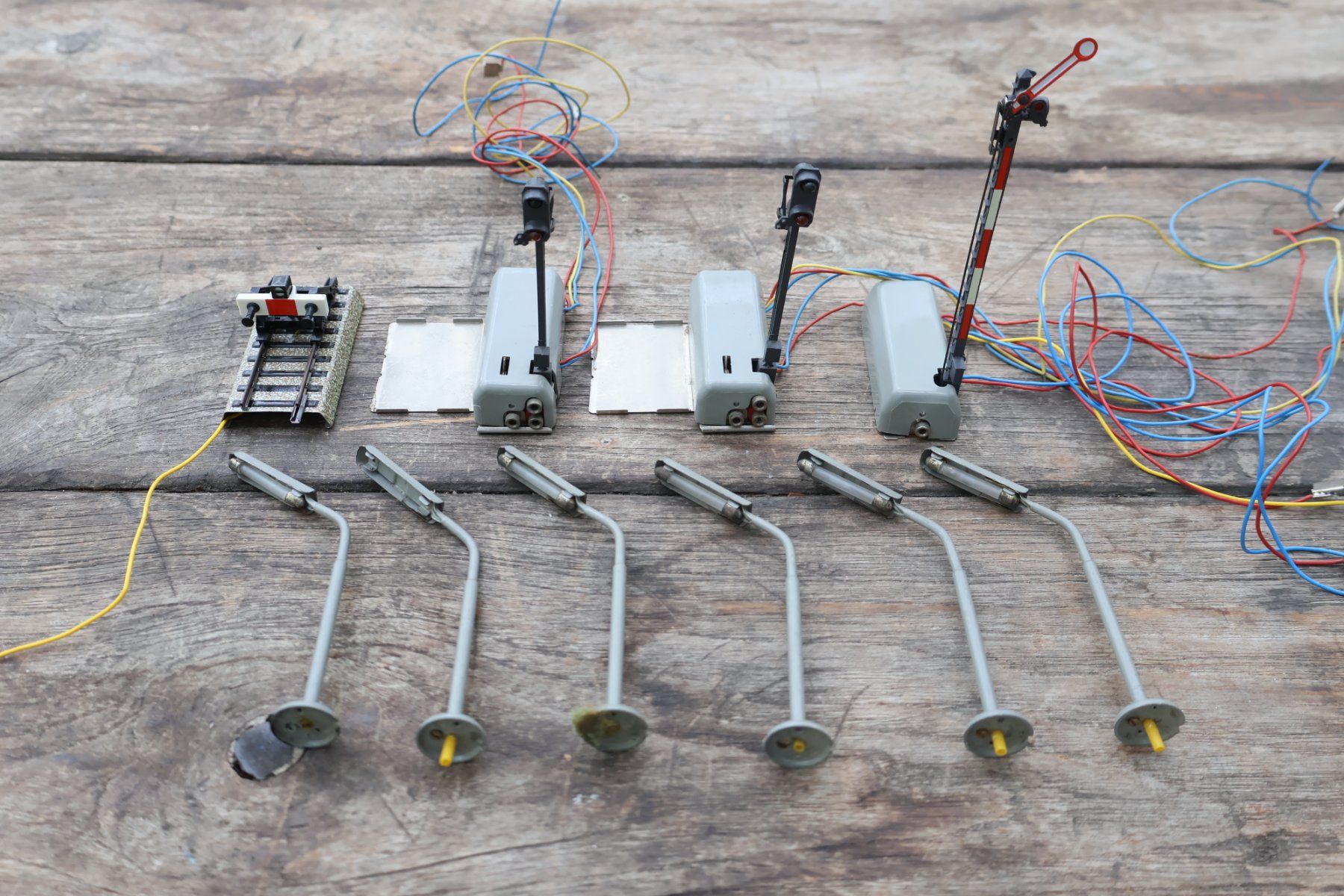 Märklin Modellini di ferrovie: Märklin 10 x Signal/Laterne/Prellbock Set - H0 – Usato da Winterthur venduto da Monstera 1