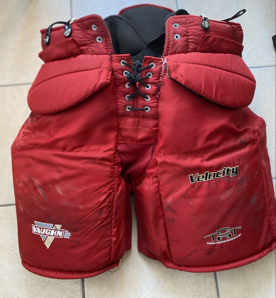 Completi, tute sportive e funzionali: Eishockey Torwartausrüstung – Usato da Studen BE venduto da Bigiyb 1