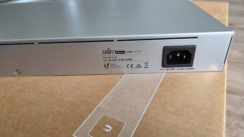 Ubiquiti Hubs & Switches: Ubiquiti UniFi Switch USW 24 PoE – D'occasion à St.Erhard par tokylo 2