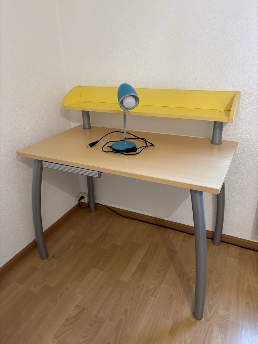 Scrivanie: Bureau enfant avec lampe – Usato da nods venduto da Tozzifan