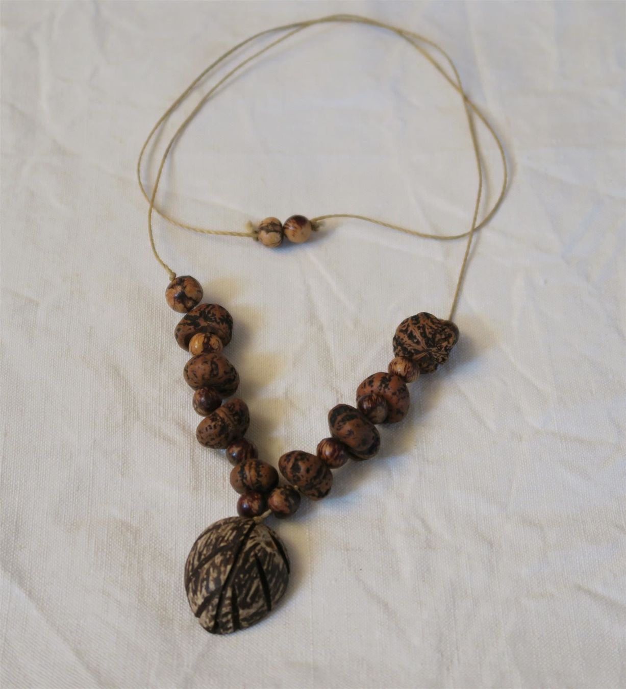 Catenine: Kette mit Samen/Nussperlen – Usato da Brittnau venduto da marlenestone 2