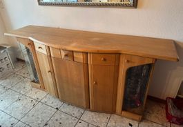 Sideboard aus Holz mit Vitrinen und Schubladen