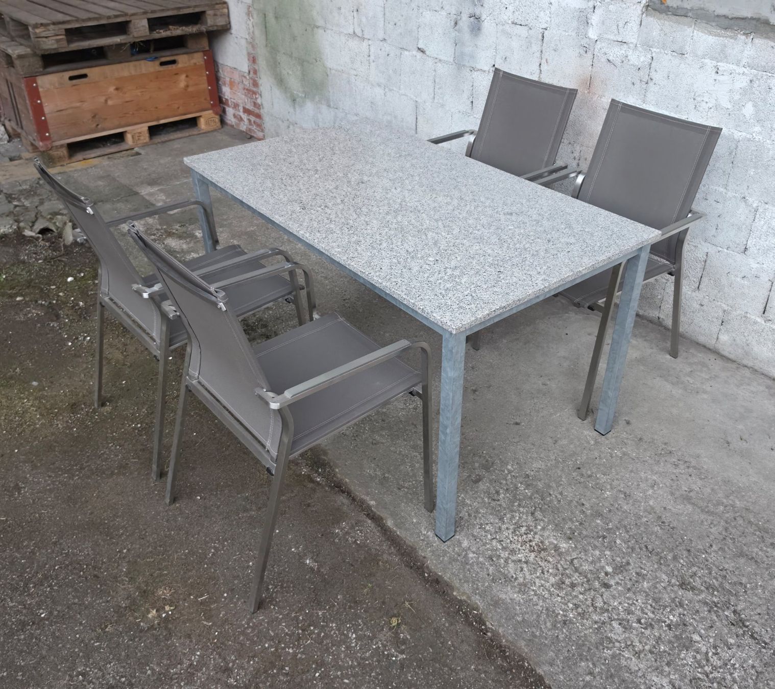 Tavoli: Granittisch mit 4 Stühlen – Usato da Etzgen venduto da juj_b678