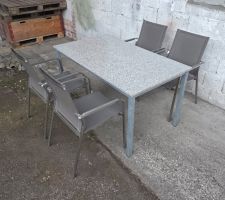 Granittisch mit 4 Stühlen