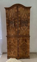 Antiker Schrank aus Nussbaumholz