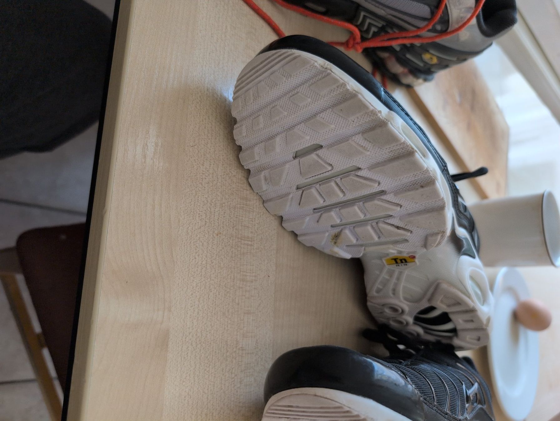 Nike Scarpe da uomo: Nike Air Max Plus TN noir taille 39 – Usato da Montreux venduto da kambio 4