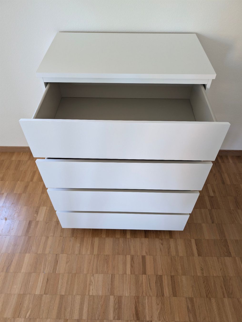 Ikea Cassettiere: IKEA MALM Kommode weiss mit 4 Schubladen – Usato da Winterthur venduto da viktor_f 1
