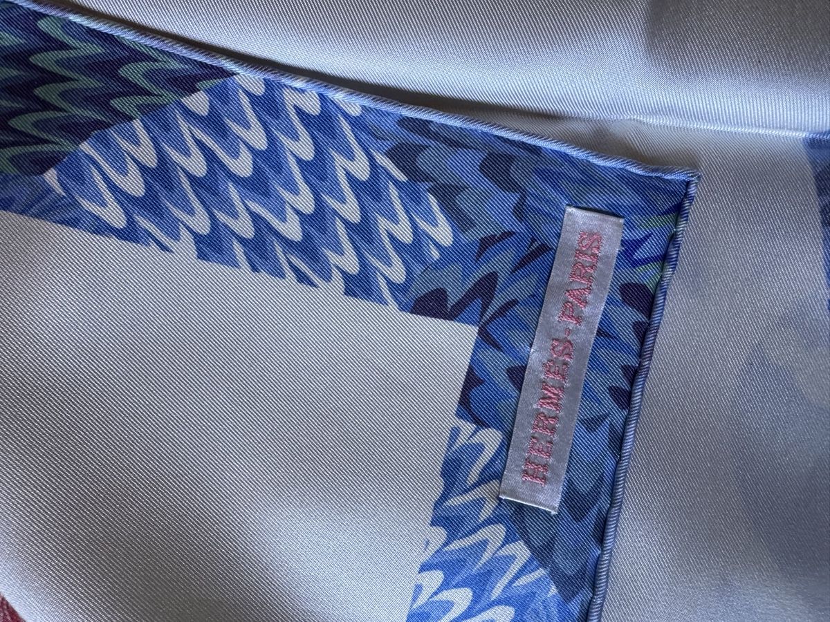 Hermès Foulard & Sciarpe: Hermès Marble 90 neuf, Robe du Soir  – Nuovo e nell'imballaggio originale da Genève venduto da Allisgood 5