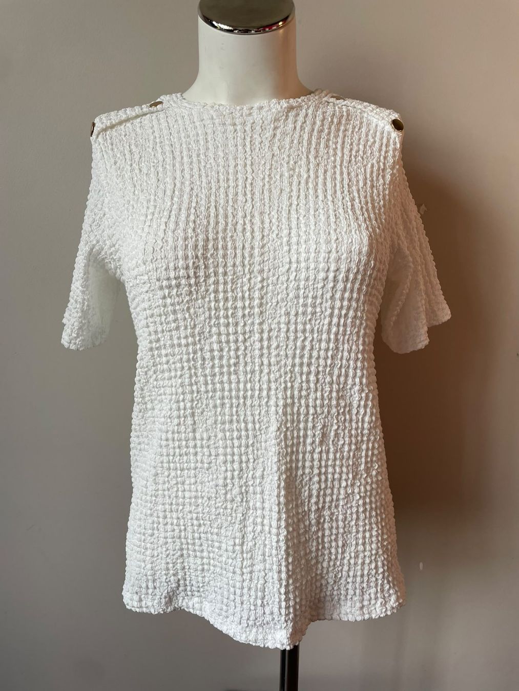 C&A Top: Haut blanc texturé à boutons dorés - M – Usato da Troinex venduto da Irisglo 3