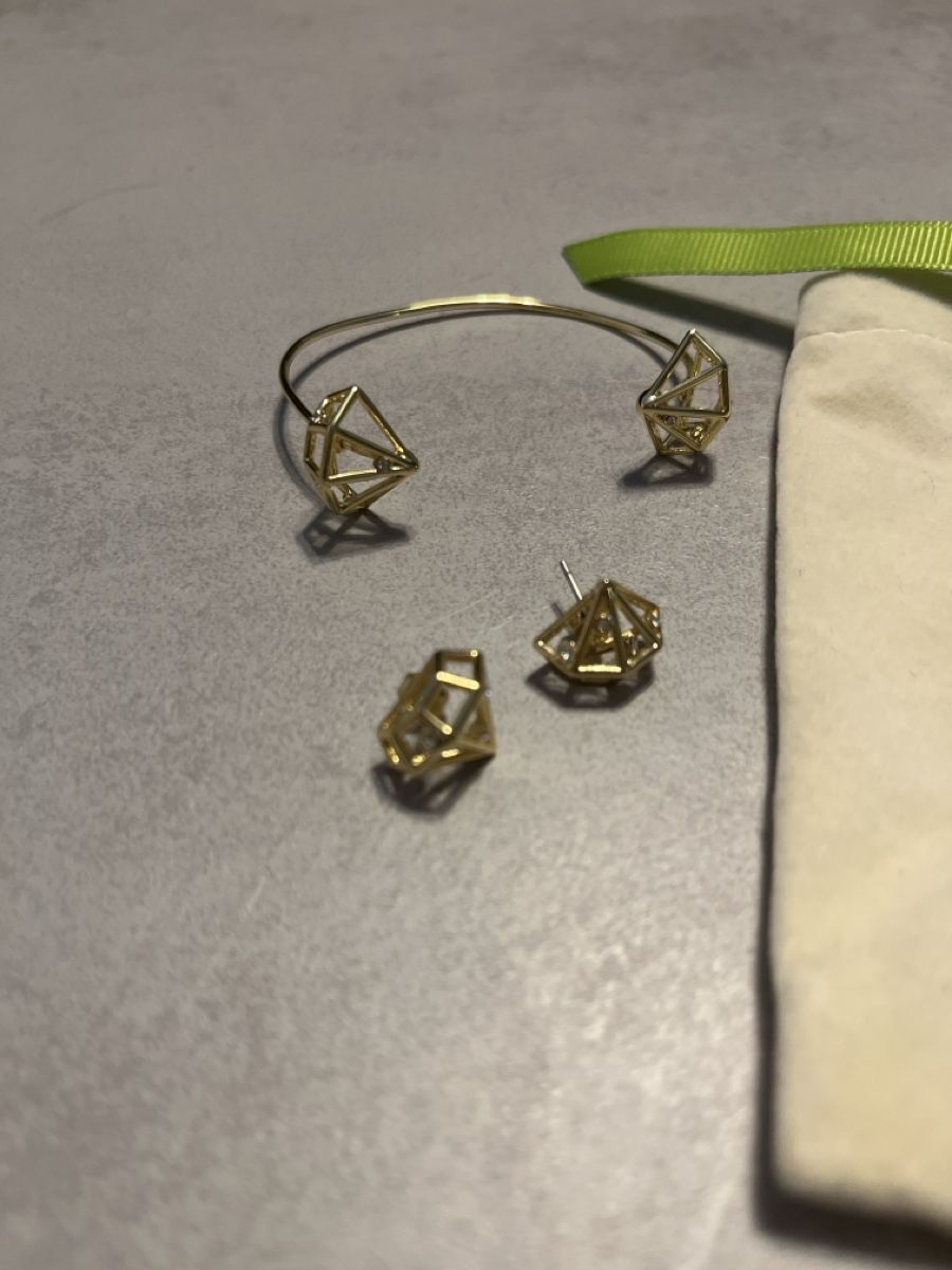 Orecchini pendenti & Orecchini a lobo: Ted Baker London Ear Cuff & Stud Earrings – Usato da Zollikerberg venduto da LLV 1