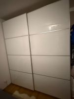 Kleiderschrank mit zwei Schiebetüren