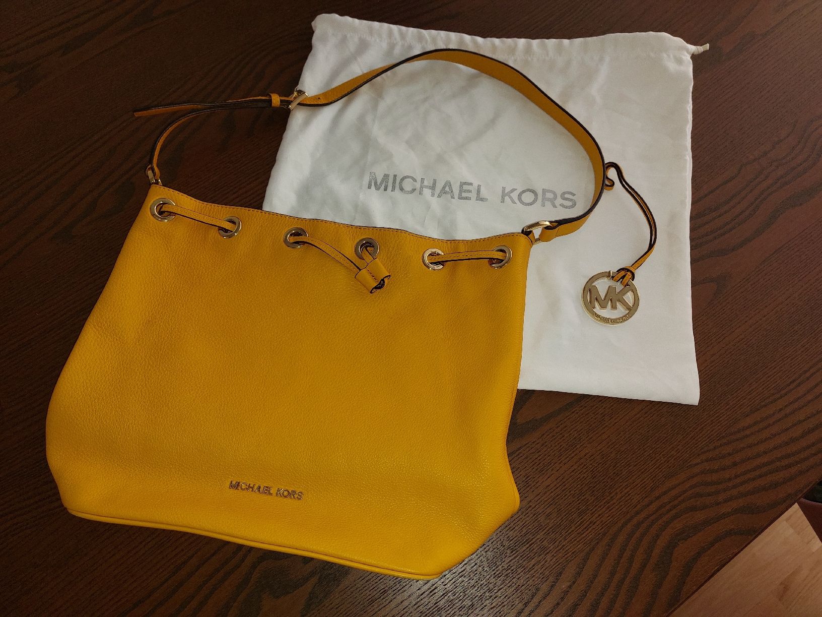 Michael Kors Taschen für Damen: Michael Kors Bucket Bag gelb – Gebraucht aus Bern von fabienneste