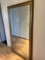 Wandspiegel mit goldfarbenem Rahmen gebraucht