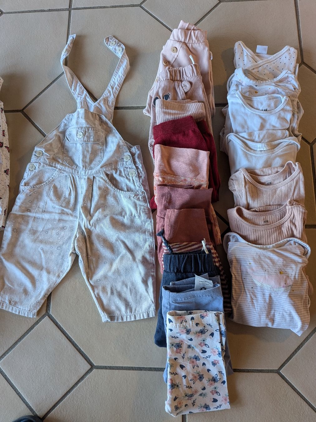 Lotti & Set di vestiti: Baby-Kleiderpaket Mädchen, Grösse 74/80 – Usato da Riken AG venduto da Roso87 1
