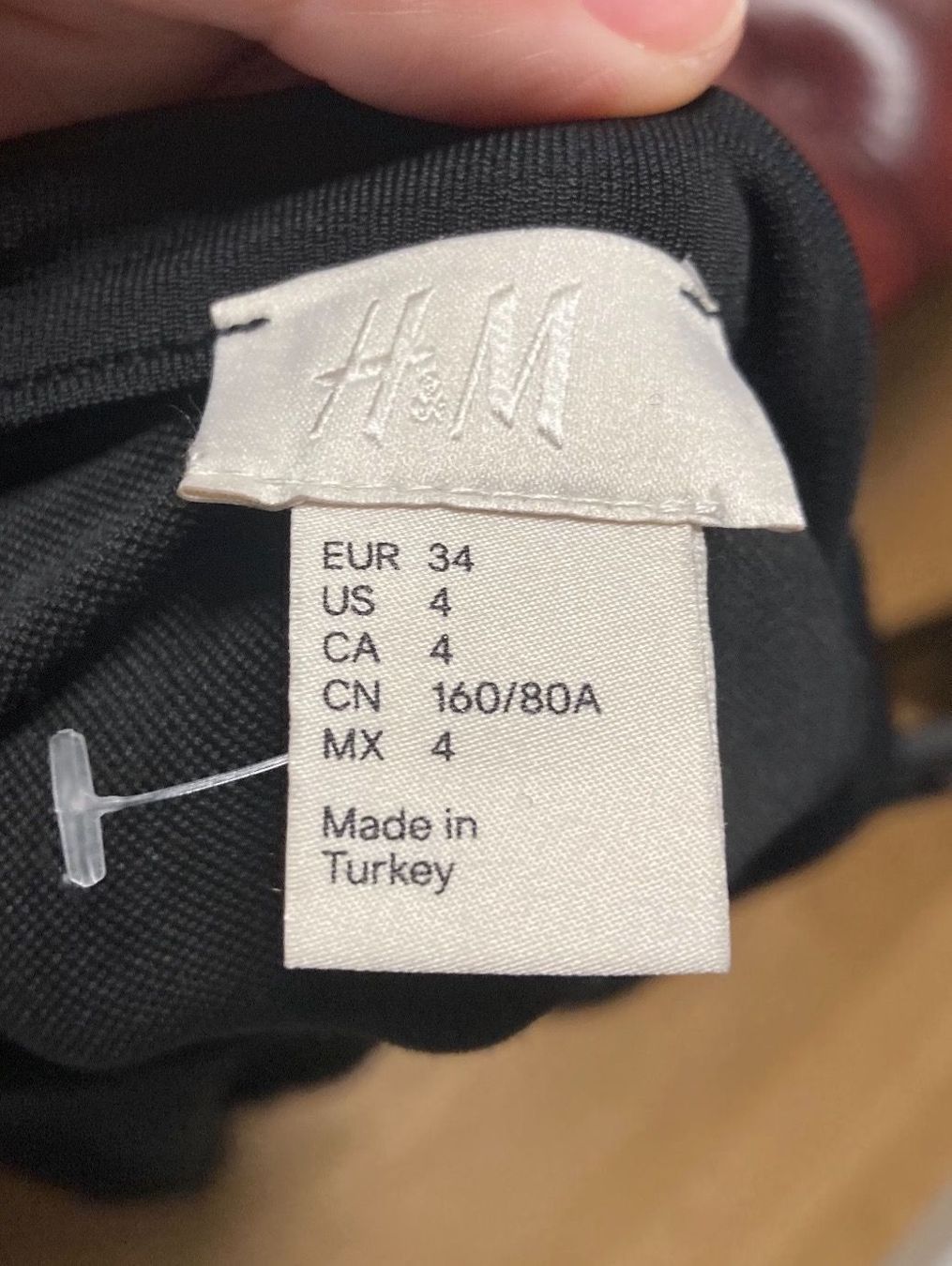 H&M Kleider: Enges schwarzes Kleid von H&M – Gebraucht aus Uster von Kalici1 1