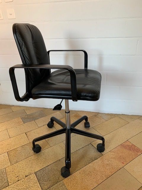 Stühle: Chaise de bureau pivotant en cuir noir – Gebraucht aus Fribourg von Jid 4