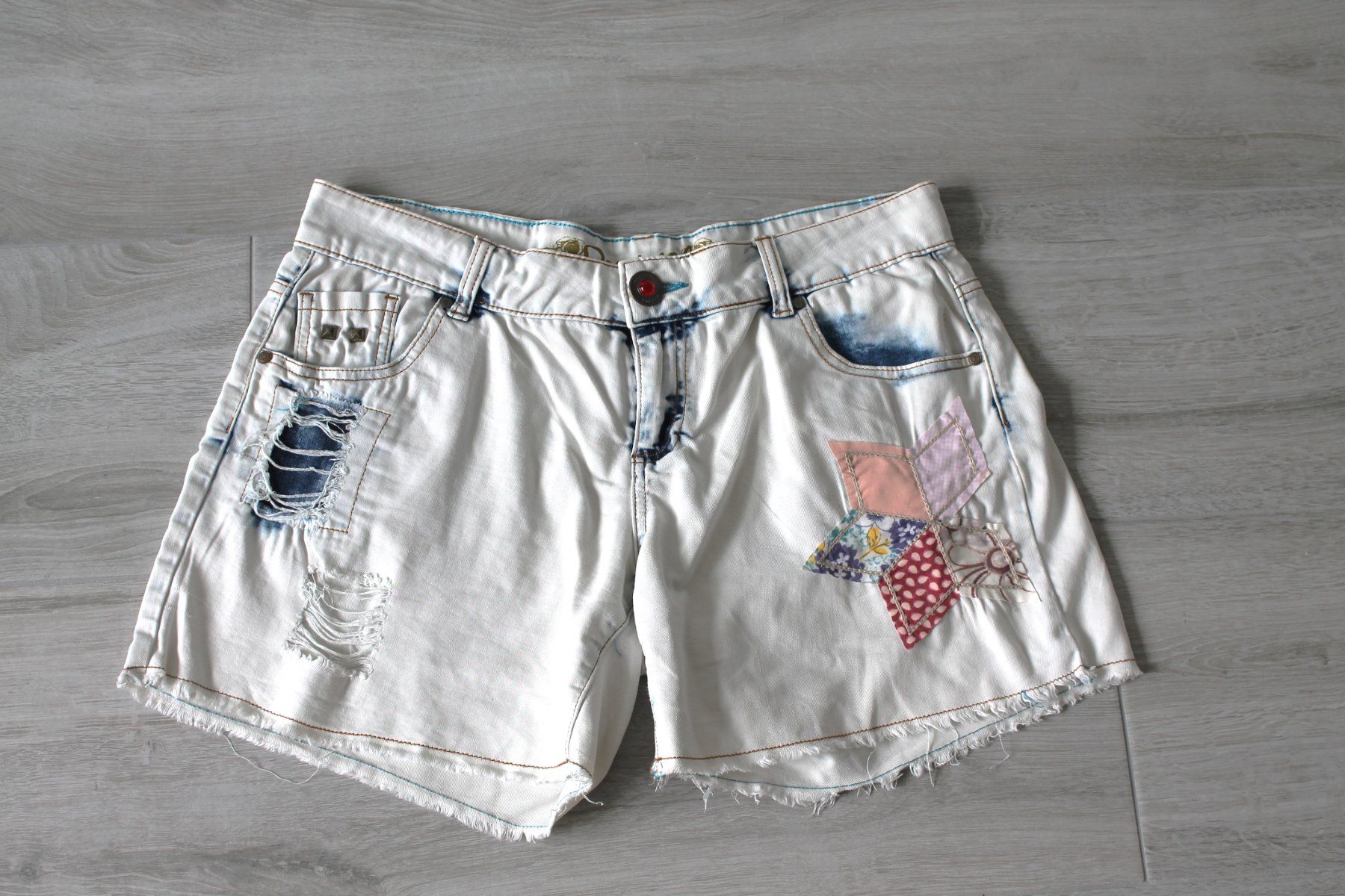 Desigual Pantaloni: Short DESIGUAL taille L (32) – Usato da Chez-le-Bart venduto da jasse