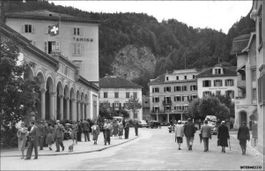 Bad Ragaz SG // 1957 Dorfplatz Menschen belebt Hotel Tamina