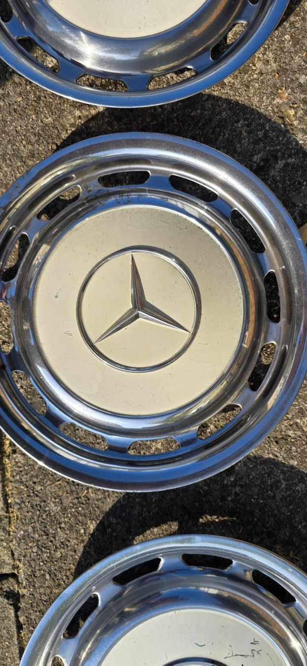Mercedes-Benz Cerchioni: Originale W123 Mercedes Radkappen – Usato da Schänis venduto da mar_sv9x 2