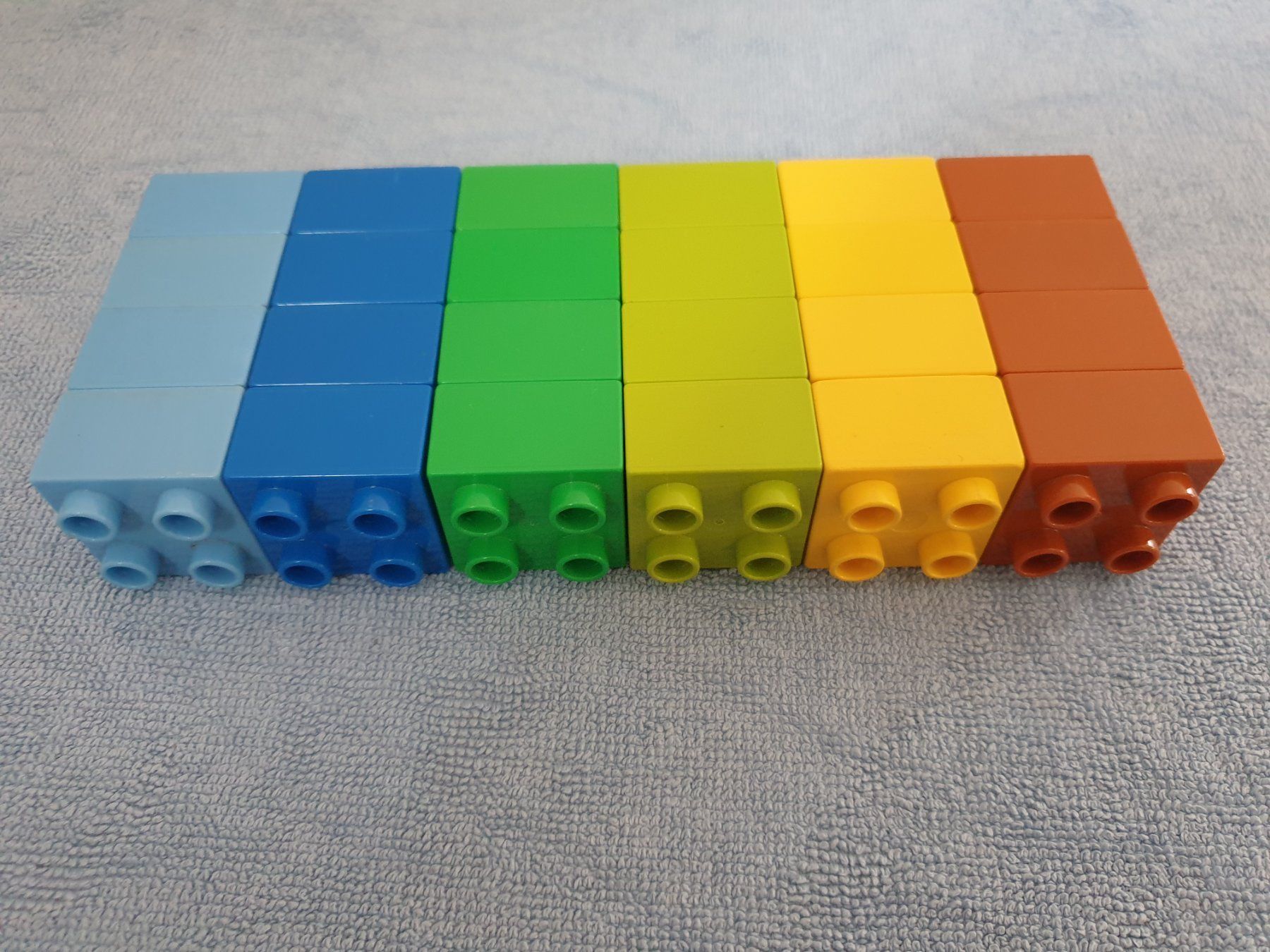 Spielzeuge: E75: Lego Duplo 24 Bausteine 2x2 Noppen – Gebraucht aus Münchwilen TG von VT-Trader