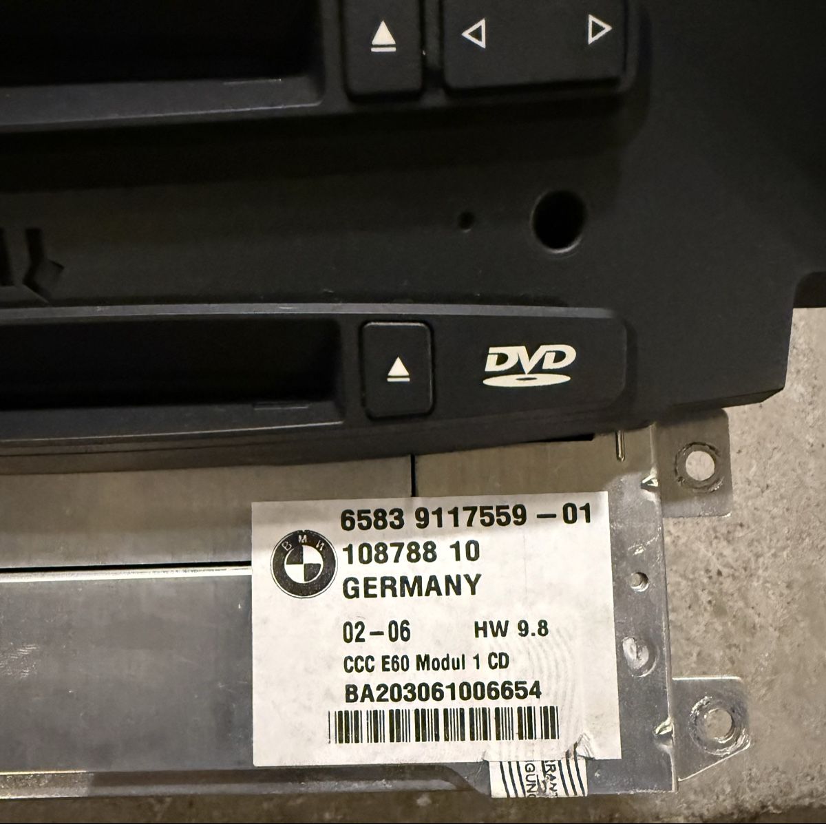 Radios: DVD  BMW E60 – Défectueux à Schaffhausen par mustang002. 1