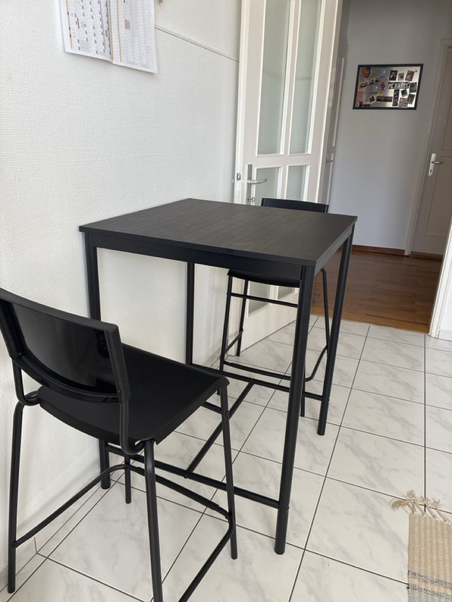 Ikea Set de table et chaises: Schwarzer Bartisch mit 2 Barstühlen – D'occasion à Basel par cerovijo 1