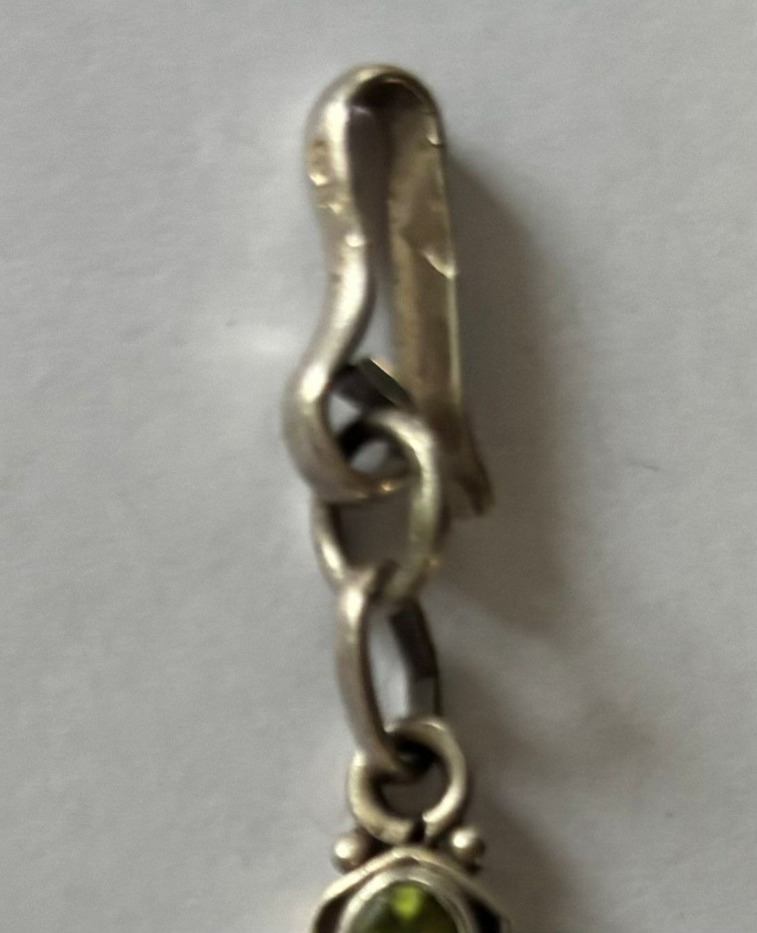 Bracelets: Silber Armband, grüne Steine, ca 17cm lang – D'occasion à Basel par machplatz 9
