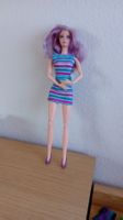 Barbie Puppe mit lila Haaren und 2 Kleidern  GELENKBARBIE