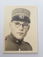 Porträt Offizier mit Brille und Uniform RA