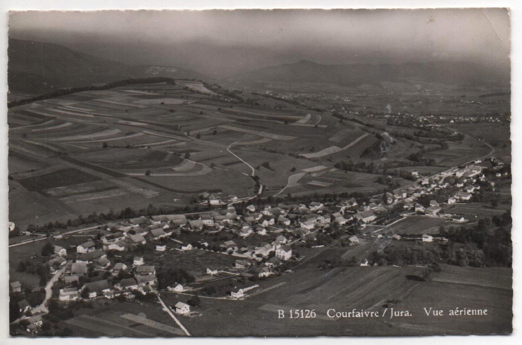 Cartoline postali: COURFAIVRE Vue aérienne – Usato da Jona venduto da philajona
