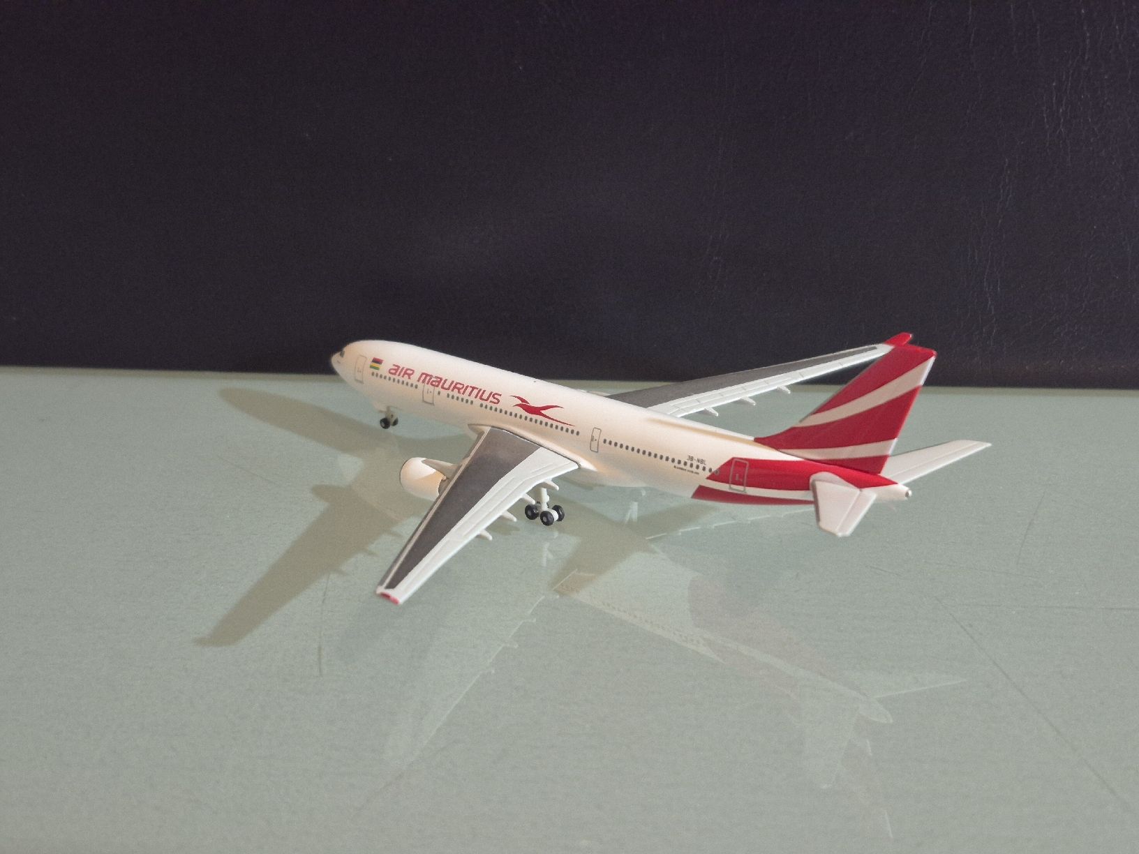 Herpa Kit di modellismo & Modellini statici: Herpa Air Mauritius 1:500 – Usato da Uetendorf venduto da myhome12 1