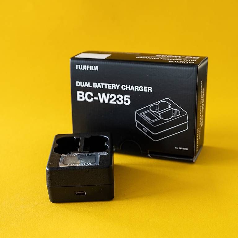 Fujifilm Sonstiges Zubehör: Chargeur Fuji BC-W235 – Neu und originalverpackt aus Corcelles-Payerne von Jclau2