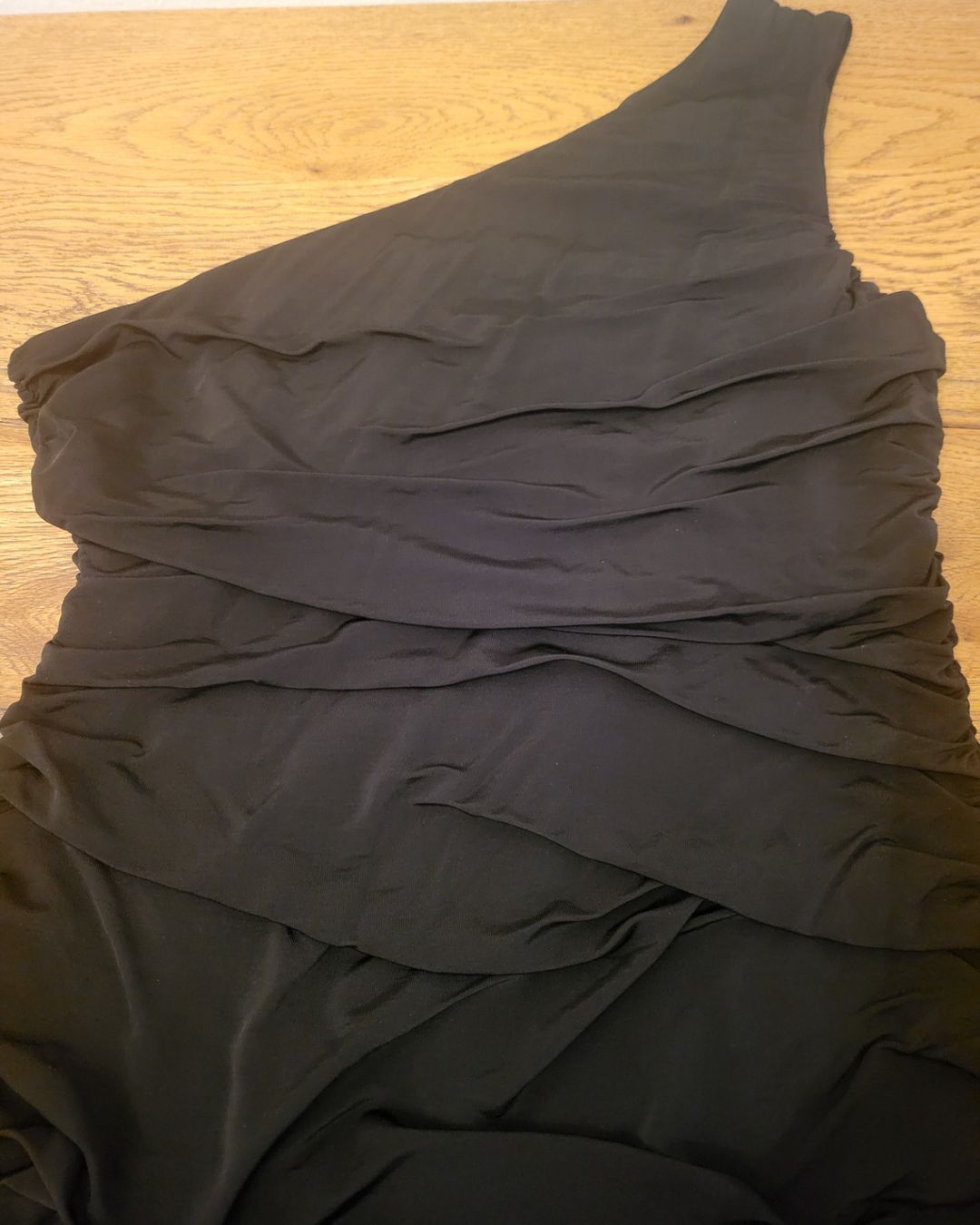 Kleider: Elegantes One-Shoulder-Kleid Schwarz – Gebraucht aus Basel von sci_67ms 1