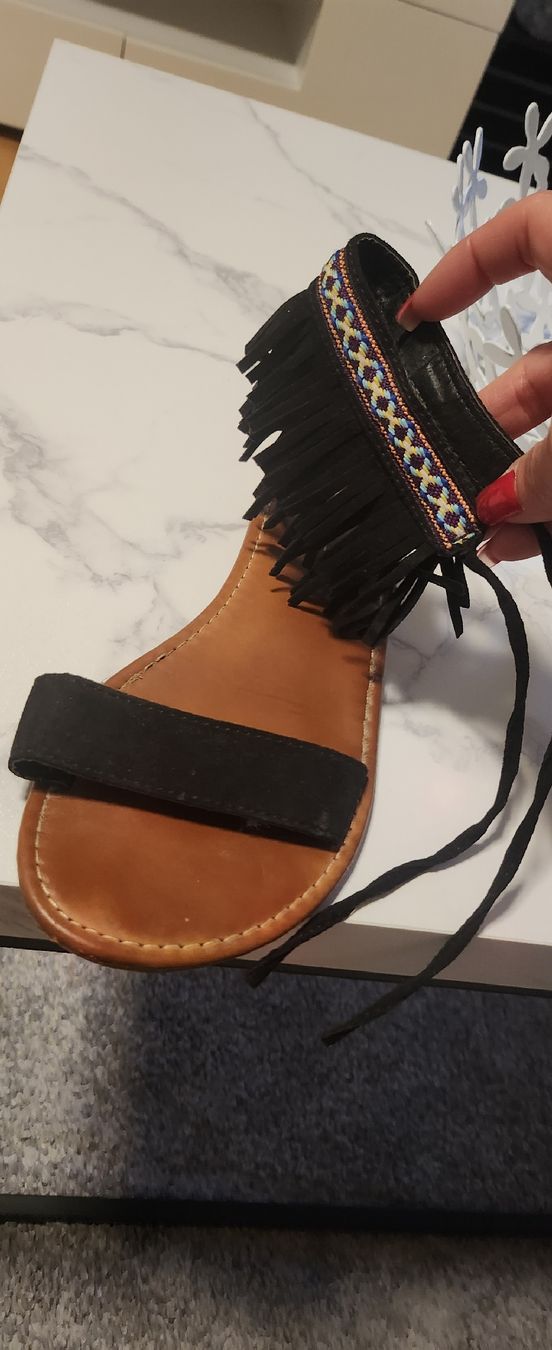 Scarpe da donna: Schwarze Sandalen mit Fransen, Sommer,  Grösse 38 – Usato da Basel venduto da lucyia 1