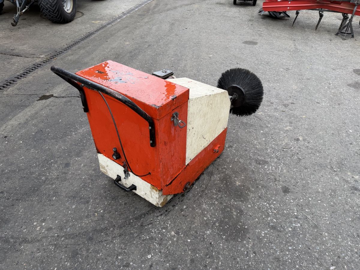 Tutte le macchine: Kehrmaschine mit Benzinmotor – Difettoso da Speicher venduto da RR26 3