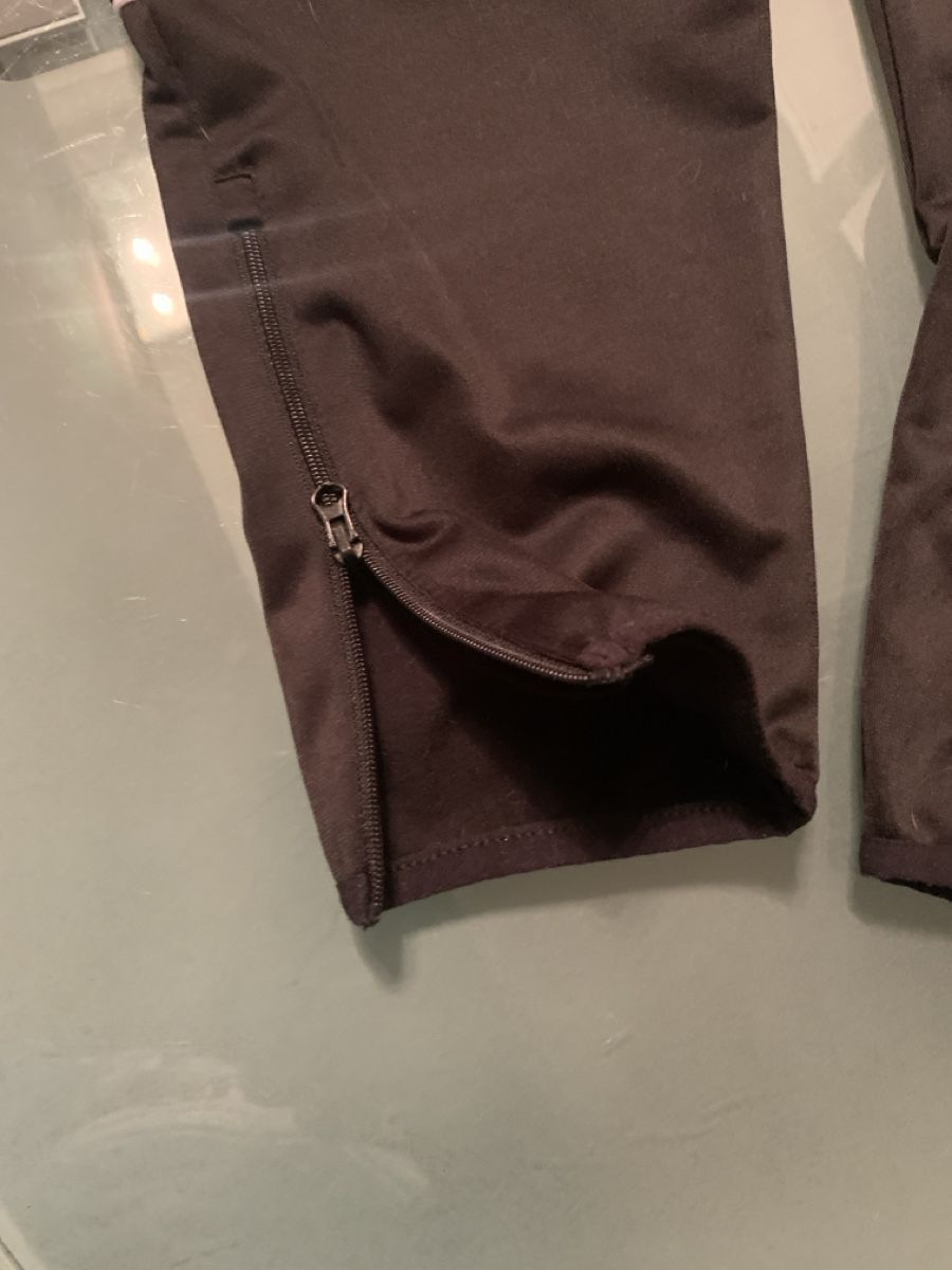 Hosen: Macron Trainingshose schwarz Groesse XS mit Initialen DA – Gebraucht aus Zürich von 15mayo15 2