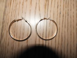 Modeschmuck, elegante goldene Creolen mit Strass